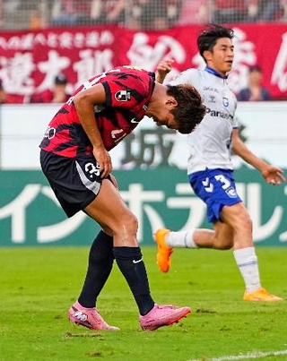 　鹿島-Ｇ大阪　試合終了間際、ＰＫを失敗した鹿島・徳田＝メルスタ