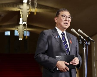 　自民党の新総裁に高市早苗氏が選出されたことを受け、取材に応じる石破首相＝４日、首相公邸