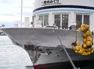 　船首部分が大きく傷ついた遊覧船「ちどり」＝５日午後５時１５分ごろ、静岡県沼津市の沼津港