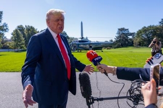 　５日、ホワイトハウスで記者団に話すトランプ米大統領（ゲッティ＝共同）