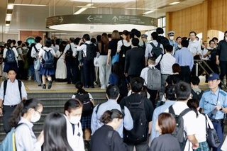 　ＪＲ武蔵溝ノ口駅で、東急田園都市線からの振り替え輸送の列に並ぶ人たち＝６日午前７時３２分、川崎市高津区