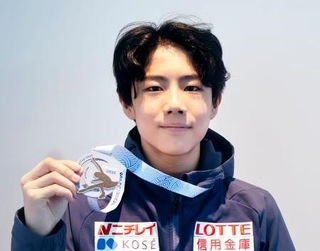 　フィギュアスケートのジュニアＧＰシリーズ第６戦ポーランド大会から帰国し、メダルを手にする西野太翔＝６日、羽田空港
