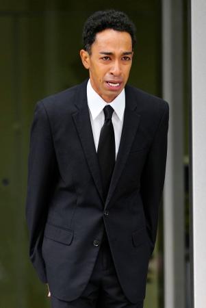 　釈放され、警視庁三田署前で一礼する草間リチャード敬太さん＝６日午後２時２１分