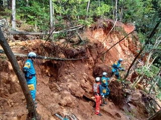 　石川県小松市金平町の土砂崩れ現場を捜索する消防隊員ら＝６日午前（小松市消防本部提供）