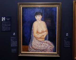 　山田養蜂場が「モンパルナスのキキ」として所蔵してきた贋作の可能性がある油彩画＝２日、岡山県鏡野町