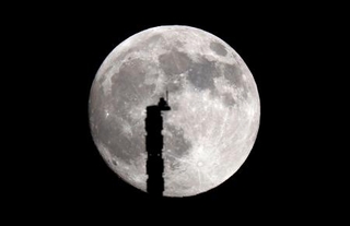 　福岡市で見られた「中秋の名月」。手前は福岡タワー＝６日午後６時２６分