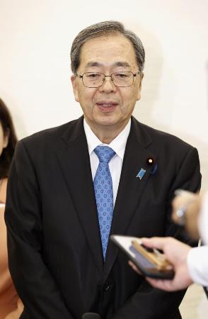 　４日、自民党の高市総裁と会談し、記者団の取材に応じる公明党の斉藤代表＝東京都新宿区