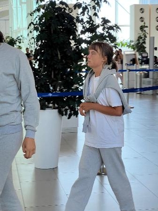 　イスラエルから国外退去処分となり、空港内を歩くグレタ・トゥンベリさん＝６日（イスラエル外務省提供、ロイター＝共同）