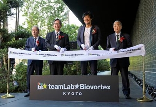 　「チームラボ　バイオヴォルテックス　京都」のオープンに先立ち開かれた記念式典。右から２人目はチームラボ代表の猪子寿之さん＝７日午前、京都市南区