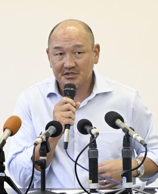 　９月１９日、記者会見で辞意を表明したサッカーＪ３高知の秋田豊監督（当時）＝高知市
