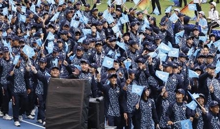 　９月の総合開会式で入場行進する滋賀県選手団＝平和堂ＨＡＴＯスタジアム