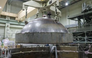 　浜岡原発１号機で取り外された、原子炉圧力容器のふた＝７日午前、静岡県御前崎市（中部電力提供）