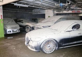 　「くすの木パーキング」の地下２階で水没し、乾いて白くなった泥に覆われた車＝９月、三重県四日市市