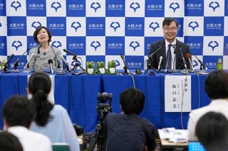 　ノーベル生理学・医学賞に選ばれ、記者会見で笑顔を見せる大阪大の坂口志文特任教授（右）と妻で研究者の教子さん＝７日午後、大阪府吹田市