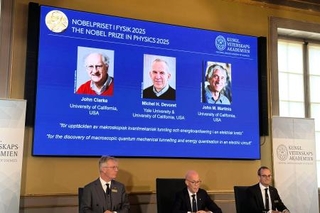 　ノーベル物理学賞を（スクリーン左から）ジョン・クラーク氏、ミシェル・デボレ氏、ジョン・マルティニス氏に授与すると発表した記者会見＝７日、ストックホルム（共同）