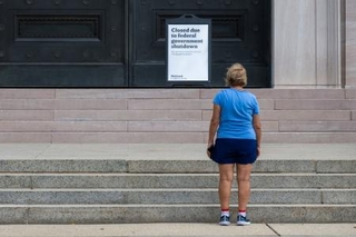　米ワシントンで国立美術館の閉館を告げる掲示を見る女性＝７日（ロイター＝共同）