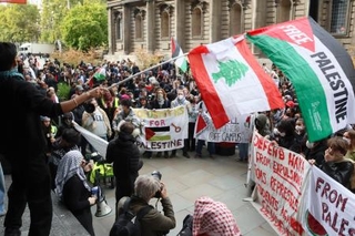 　パレスチナへの連帯を示すデモに参加した学生たち＝７日、ロンドン（共同）