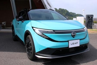 　日産自動車が発売するＥＶ「リーフ」の新型車＝２日、神奈川県横須賀市