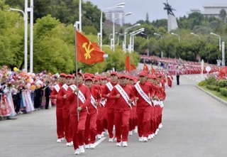 　北朝鮮の金正恩朝鮮労働党総書記への忠誠を誓う手紙をリレー形式で運ぶ人たち＝７日、平壌（共同）