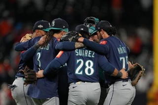 　ア・リーグの地区シリーズ第３戦でタイガースを下し、喜ぶマリナーズの選手たち＝７日、デトロイト（ＡＰ＝共同）