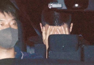 　愛知県警春日井署に入る王少凡容疑者（右）＝７日