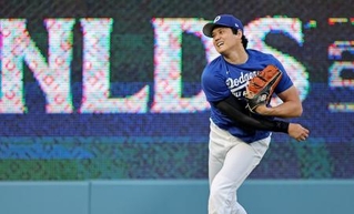 　キャッチボールするドジャース・大谷＝ロサンゼルス（共同）