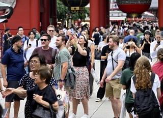 　東京・浅草を訪れ、写真撮影する外国人観光客ら＝７月