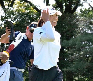 　練習ラウンドで笑顔を見せる渋野日向子＝東名ＣＣ