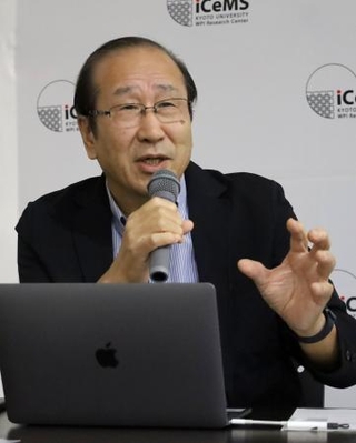　研究内容について話す北川進・京都大特別教授＝２０２４年９月、京都市左京区