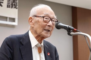 　被団協の全国都道府県代表者会議であいさつする田中熙巳代表委員＝８日午後、東京都内