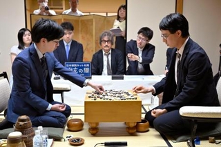 　囲碁の第５０期名人戦７番勝負の第５局を終え、対局を振り返る芝野虎丸十段（左）と一力遼名人＝８日午後、甲府市