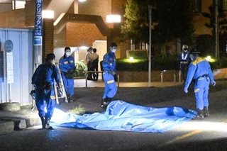 　ブルーシートで覆われた事故現場＝８日午後６時１７分、千葉県八千代市