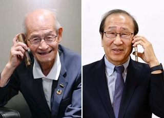 　ノーベル化学賞受賞が決まり、吉野彰・旭化成名誉フェロー（左）と電話対談する北川進京都大特別教授＝８日夜