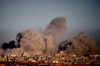 　ガザ北部で立ち上る煙＝８日、イスラエル南部から撮影（ＡＰ＝共同）