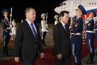 　北朝鮮の朝鮮労働党創建８０年の記念行事に出席するため、平壌に到着したロシア政権与党「統一ロシア」のメドベージェフ党首（左）＝８日（タス＝共同）