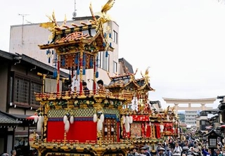 　「秋の高山祭」が始まり、並べられたきらびやかな屋台＝９日午前、岐阜県高山市