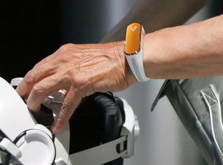 　血圧を常時測定できる手首装着型の小型機器＝８月、大阪市此花区の夢洲