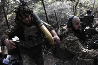 　ウクライナ東部ドネツク州で、砲弾を運ぶウクライナ兵士＝９月（ゲッティ＝共同）