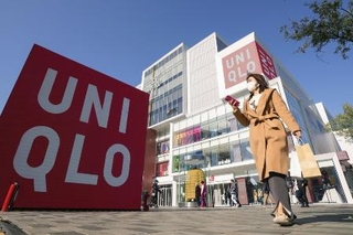 　中国・北京の繁華街にあるユニクロのグローバル旗艦店＝２０２１年