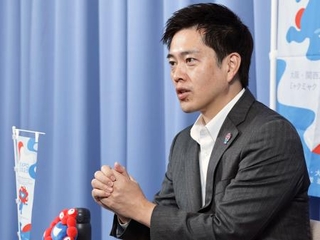 　インタビューに応じる大阪府の吉村洋文知事＝９日午後、大阪市中央区