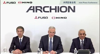 　オンラインで記者会見する三菱ふそうのカール・デッペン社長（中央）と日野の小木曽聡社長（左）ら＝９日午後