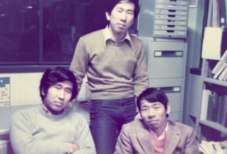 　大学院生時代の北川進さん（左）と増田秀樹さん（中央）＝１９７４年、京都市