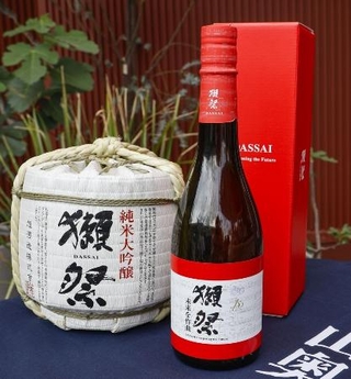 　大阪・関西万博のオーストリア館で販売された獺祭のコラボ商品＝５月、大阪市此花区の夢洲