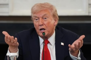 　米ホワイトハウスでの会議で話すトランプ大統領＝８日（ＡＰ＝共同）