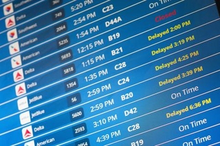 　旅客便の遅延が目立つ米空港の掲示板＝８日、ワシントン近郊（ロイター＝共同）