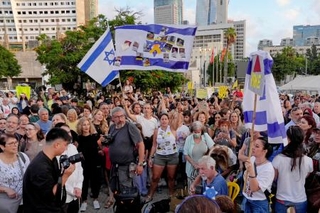 　イスラエル中部テルアビブで、パレスチナ自治区ガザの和平計画の「第１段階」合意が報じられ、喜ぶ人たち＝９日（共同）