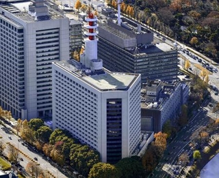 　警視庁（手前）＝東京都千代田区
