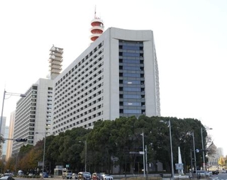 　警視庁（手前）＝東京都千代田区