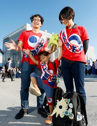 　おそろいの自作Ｔシャツを着て両親と万博を楽しむ山城樹季君（中央）＝９日、大阪市此花区の夢洲