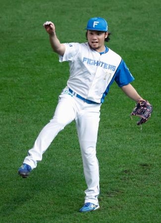 　キャッチボールで調整する日本ハム・伊藤＝エスコンフィールド
